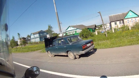 Un viejo Lada (De los que circulan a miles), averiado a un lado de la carretera. Un viejo Lada (De los que circulan a miles), averiado a un lado de la carretera.