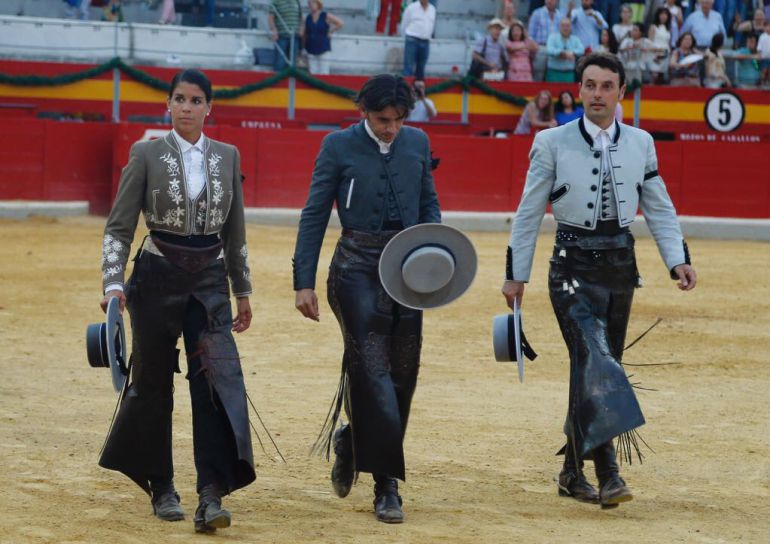 La terna salió por la Puerta Grande a pie en señal de luto por la muerte de Iván Fandiño, cuyo recuerdo estuvo presente en toda la tarde La terna salió por la Puerta Grande a pie en señal de luto por la muerte de Iván Fandiño, cuyo recuerdo estuvo presente en toda la tarde