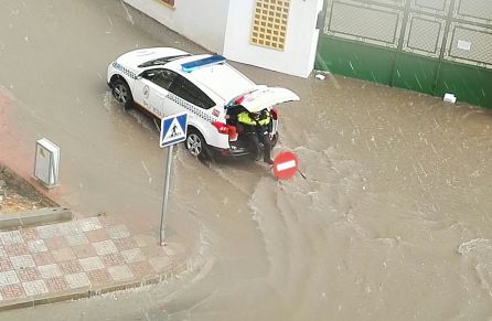 Un coche de la Policía Local de Martos en medio de la tormenta. Un coche de la Policía Local de Martos en medio de la tormenta.