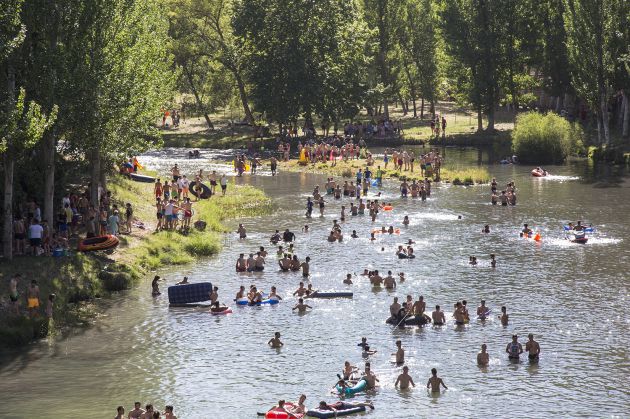 Unas 8.000 personas participan en la fiesta "vacas por el Tajo" celebrada este fin de semana en la localidad de Trillo (Guadalajara): 8.000 personas en las "vacas por el Tajo" de Trillo Unas 8.000 personas participan en la fiesta "vacas por el Tajo" celebrada este fin de semana en la localidad de Trillo (Guadalajara): 8.000 personas en las "vacas por el Tajo" de Trillo