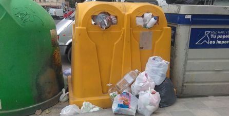 Otro contenedor donde rebosan los envases Otro contenedor donde rebosan los envases