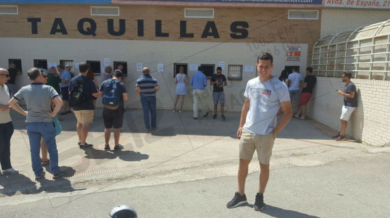Los jugadores han hecho cola porque han agotado el cupo de entradas Los jugadores han hecho cola porque han agotado el cupo de entradas