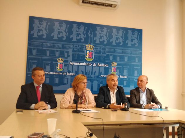 (De izqda. a drcha.) El subdelegado provincial territorial de Ciudadanos, Juan Ignacio Díaz,Julia Timón, el alcalde Fransico Fragoso y por el vicesecretario general de Política Municipal del PP pacense, Juan Manuel Sánchez. (De izqda. a drcha.) El subdelegado provincial territorial de Ciudadanos, Juan Ignacio Díaz,Julia Timón, el alcalde Fransico Fragoso y por el vicesecretario general de Política Municipal del PP pacense, Juan Manuel Sánchez.