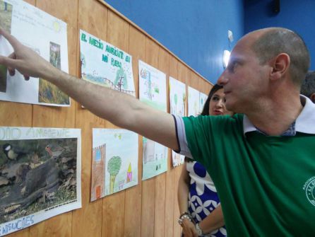 El alcalde y la delegada observan los trabajos presentados por los escolares El alcalde y la delegada observan los trabajos presentados por los escolares