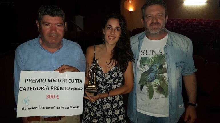 Entrega del premio al mejor corto elegido por el público que fue para "Postureo" de Paula Marcos Entrega del premio al mejor corto elegido por el público que fue para "Postureo" de Paula Marcos