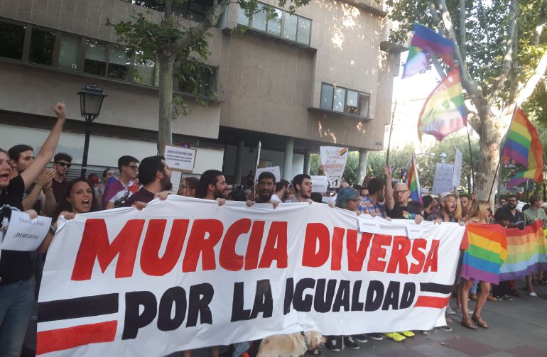 Cientos de personas piden en Murcia la dimisión del delegado del Gobierno Cientos de personas piden en Murcia la dimisión del delegado del Gobierno