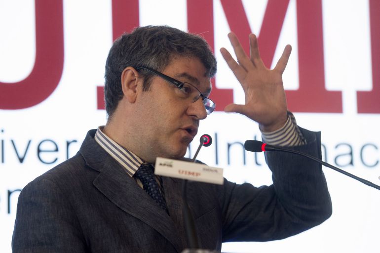 El ministro de Energia, Turismo y Agenda Digital, Álvaro Nadal, durante su intervención en el curso "La cuarta revolución. ¿Cómo afecta la agenda digital a la economía y a la industria?". El ministro de Energia, Turismo y Agenda Digital, Álvaro Nadal, durante su intervención en el curso "La cuarta revolución. ¿Cómo afecta la agenda digital a la economía y a la industria?".