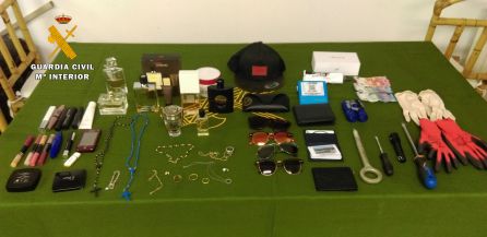 Algunos de los efectos robados y recuperados por la Guardia Civil. Algunos de los efectos robados y recuperados por la Guardia Civil.