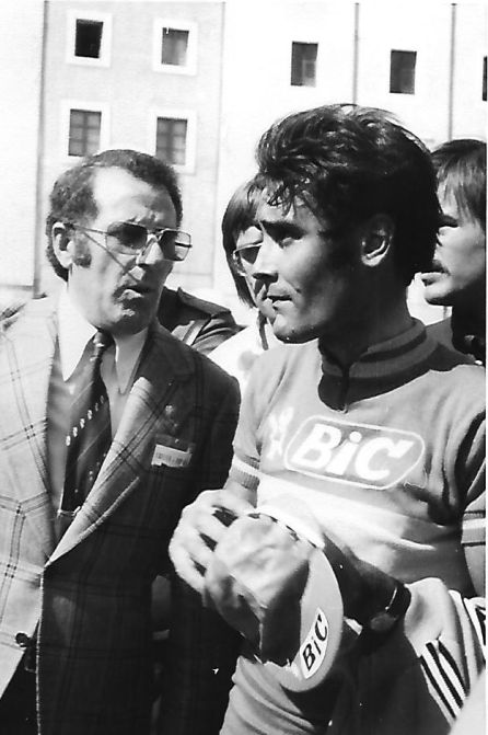 El ciclista Luis Ocaña junto a Rafael Araque en la plaza Mayor en 1973. El ciclista Luis Ocaña junto a Rafael Araque en la plaza Mayor en 1973.