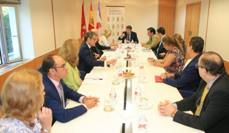 La directora de la Fundación Madrid por la Excelencia ha mantenido un encuentro con el alcalde y los representantes de seis entidades y asociaciones de empresarios tricantinos para presentarles el proyecto de la marca Madrid Excelente La directora de la Fundación Madrid por la Excelencia ha mantenido un encuentro con el alcalde y los representantes de seis entidades y asociaciones de empresarios tricantinos para presentarles el proyecto de la marca Madrid Excelente