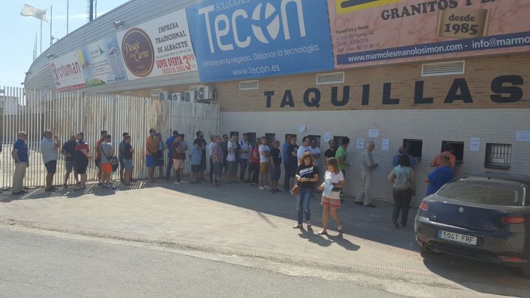 Colas a la entrada del Estadio Carlos Belmonte Colas a la entrada del Estadio Carlos Belmonte
