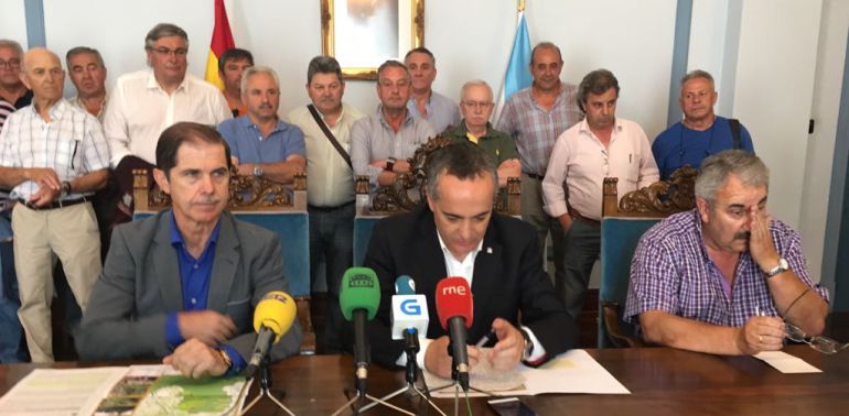 Francisco Marín (izda.), presidente de la CHMS, Ramón Carballo (centro), subdelegado del gobierno en Lugo, y Jesús Vázquez (der.), presidente de la Federación de Asociaciones Vecinales, durante la presentación de las actuacioens en los ríos de la provincia Francisco Marín (izda.), presidente de la CHMS, Ramón Carballo (centro), subdelegado del gobierno en Lugo, y Jesús Vázquez (der.), presidente de la Federación de Asociaciones Vecinales, durante la presentación de las actuacioens en los ríos de la provincia