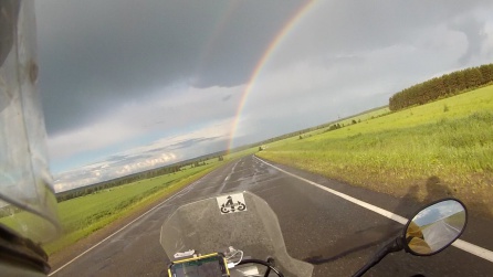 Ya de nuevo en ruta sobre asfalto.El cachondo del arco iris, a saludarnos, con el día que hemos tenido.. Ya de nuevo en ruta sobre asfalto.El cachondo del arco iris, a saludarnos, con el día que hemos tenido..