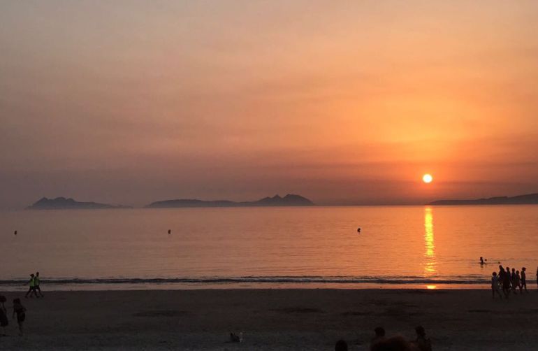 Último atardecer de la primavera, ayer por la tarde, desde el mismo punto donde se producirá la emisión en directo de Cíes 360º. Último atardecer de la primavera, ayer por la tarde, desde el mismo punto donde se producirá la emisión en directo de Cíes 360º.