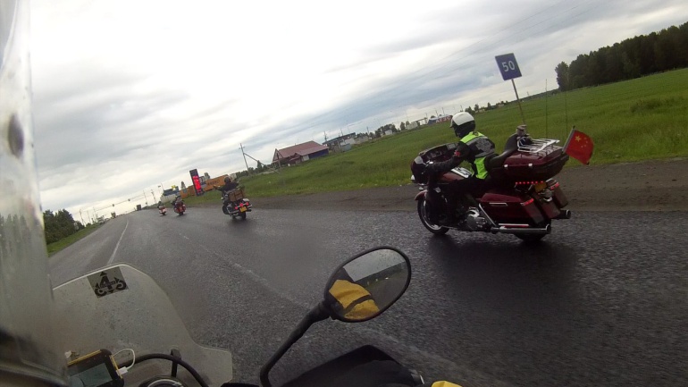 Moteros chinos en harley por los Urales. Juro que no le he dado al LSD Moteros chinos en harley por los Urales. Juro que no le he dado al LSD