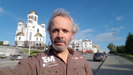 Iglesia de la Sangre Derramada. Apréciese mi cara todavía hinchada por las picaduras de mosquitos en el lodazal de hace dos días. Iglesia de la Sangre Derramada. Apréciese mi cara todavía hinchada por las picaduras de mosquitos en el lodazal de hace dos días.