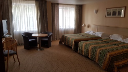 Para decepción de la "clá" que aplaude mis sufrimientos aventureros... yo soy más de esto. Hotel Ural. A un precio similar al de un camping noruego. Para decepción de la "clá" que aplaude mis sufrimientos aventureros... yo soy más de esto. Hotel Ural. A un precio similar al de un camping noruego.