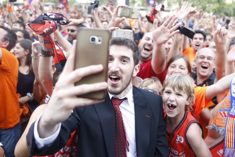 GRA346. VALENCIA, 16062017.- El jugador del Valencia Basket, Guillem Vives, celebra con la afición durante la recepción ofrecida a la plantilla del equipo en el ayuntamiento de Valencia tras proclamarse por primera vez en su historia campeón de la Liga ACB al vencer ayer al Real Madrid. EFEKai Försterling GRA346. VALENCIA, 16062017.- El jugador del Valencia Basket, Guillem Vives, celebra con la afición durante la recepción ofrecida a la plantilla del equipo en el ayuntamiento de Valencia tras proclamarse por primera vez en su historia campeón de la Liga ACB al vencer ayer al Real Madrid. EFEKai Försterling