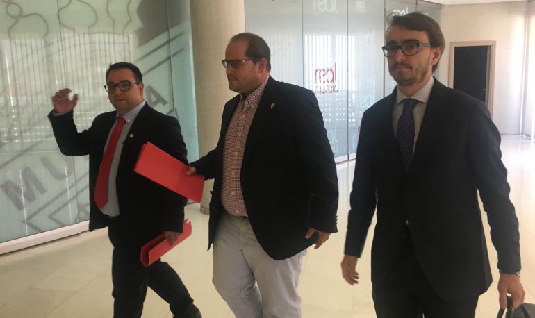 El Real Murcia rebaja las acciones y no se liquida, pero G. Samper aplaza la ampliación El Real Murcia rebaja las acciones y no se liquida, pero G. Samper aplaza la ampliación