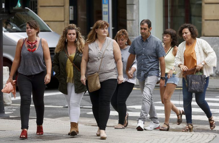 La madre de Julen, Itziar Loinaz, en el centro, acompañada por familiares, a su llegada a la Audiencia de Gipuzkoa. La madre de Julen, Itziar Loinaz, en el centro, acompañada por familiares, a su llegada a la Audiencia de Gipuzkoa.