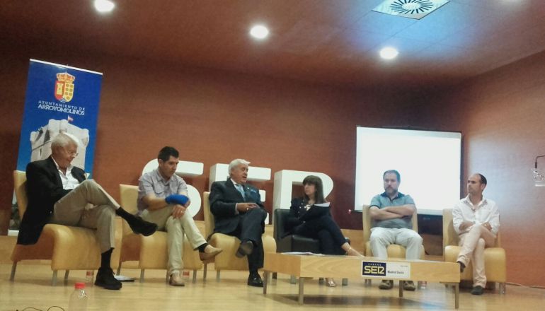 De izda a dcha, Enrique Galiana, Presidente del Círculo de Comercio e Industria de Arroyomolinos; Juan Carlos García, tercer teniente de alcade y concejal de educación; Carlos Ruipérez, alcalde de Arroyomolinos; Belén Campos, directora de contenidos de Ser Madrid Oeste; José Manuel Artés, concejal de comunicación, informática, portal de transparencia y protocolo del Ayuntamiento y Miguel Ángel Perdiguero, concejal de deportes. De izda a dcha, Enrique Galiana, Presidente del Círculo de Comercio e Industria de Arroyomolinos; Juan Carlos García, tercer teniente de alcade y concejal de educación; Carlos Ruipérez, alcalde de Arroyomolinos; Belén Campos, directora de contenidos de Ser Madrid Oeste; José Manuel Artés, concejal de comunicación, informática, portal de transparencia y protocolo del Ayuntamiento y Miguel Ángel Perdiguero, concejal de deportes.