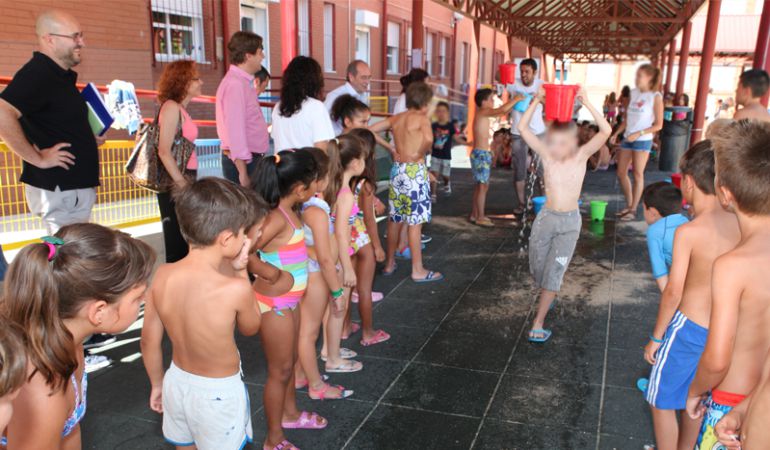Los niños realizan actividades lúdica durante las colonias de verano. Los niños realizan actividades lúdica durante las colonias de verano.