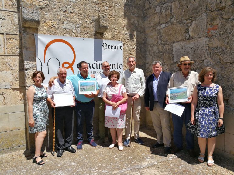 Los representantes de los municipios premiados, junto a organizadores y personalidades de la Ribera del Duero Los representantes de los municipios premiados, junto a organizadores y personalidades de la Ribera del Duero