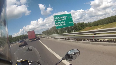 Ver que ya Moscú está en el horizonte... y con grafía latina. Olor a hogar. Ver que ya Moscú está en el horizonte... y con grafía latina. Olor a hogar.
