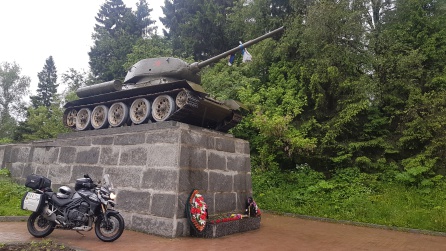 T-34 al lado de la carretera. La foto es antes del episodio del barro del Vyatka, la pobre moto luce brillante y nueva T-34 al lado de la carretera. La foto es antes del episodio del barro del Vyatka, la pobre moto luce brillante y nueva