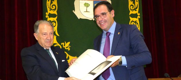 Félix Sanz Roldán recibe el reconocimiento de manos de Benjamín Prieto, presidente provincial. Félix Sanz Roldán recibe el reconocimiento de manos de Benjamín Prieto, presidente provincial.