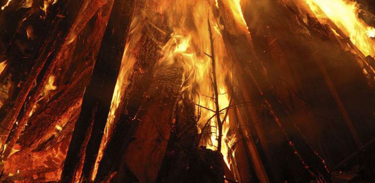 El fuego como elemento purificador en la noche de san Juan. El fuego como elemento purificador en la noche de san Juan.