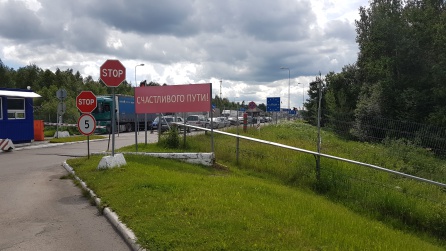 En la frontera, antes de salir del país, "Buen viaje!". La fina ironía rusa. (Digamos que las carreteras letonas no han sido mucho mejores). En la frontera, antes de salir del país, "Buen viaje!". La fina ironía rusa. (Digamos que las carreteras letonas no han sido mucho mejores).