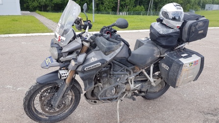 A pesar de las pertinaces lluvias, la moto sale así de sucia de Rusia (Foto frontera). A ver si en Varsovia le damos un repaso... A pesar de las pertinaces lluvias, la moto sale así de sucia de Rusia (Foto frontera). A ver si en Varsovia le damos un repaso...