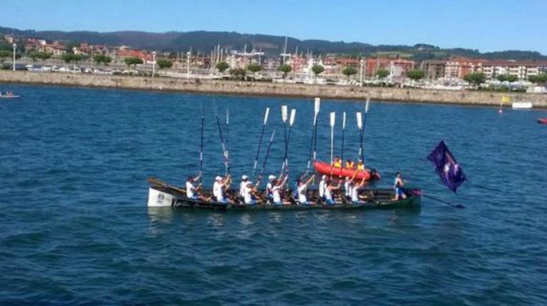 La Donostiarra celebra un triunfo con los remos en alto La Donostiarra celebra un triunfo con los remos en alto