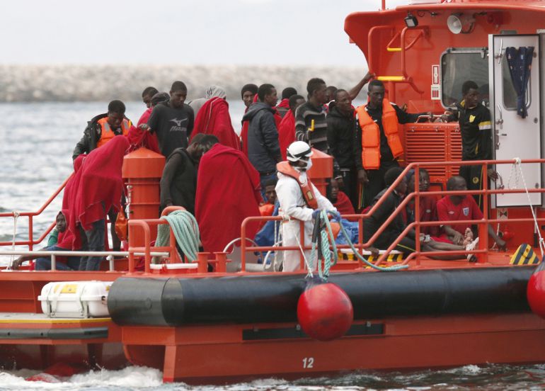 Llegada a puerto de 33 inmigrantes rescatados por Salvamento Marítimo Llegada a puerto de 33 inmigrantes rescatados por Salvamento Marítimo