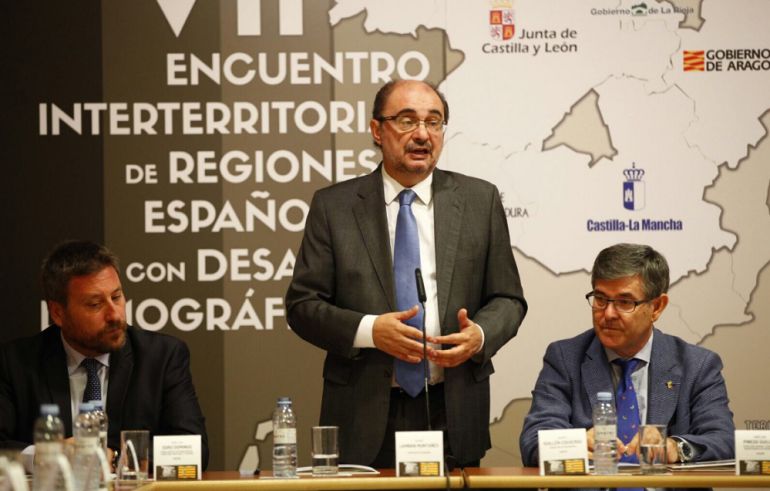 El presidente del Gobierno de Aragón, Javier Lambán, entre el consejero de Vertebración del Territorio, José Luis Soro, y el consejero de Presidencia, Vicente Guillén El presidente del Gobierno de Aragón, Javier Lambán, entre el consejero de Vertebración del Territorio, José Luis Soro, y el consejero de Presidencia, Vicente Guillén