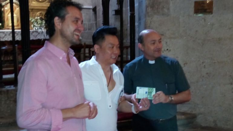 La entrega del donativo de 5.000 € en efectivo para restaurar la capilla del Santísimo Sacramento La entrega del donativo de 5.000 € en efectivo para restaurar la capilla del Santísimo Sacramento