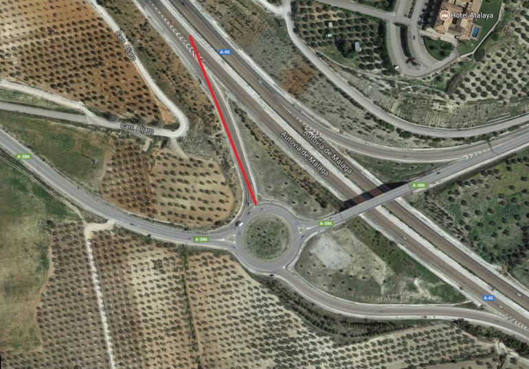 Panorámica del acceso desde la A-45 hasta La Rambla, que pudo tomar uno de los vehículos, incorporandose en la vía en sentido contrario al de la circulación Panorámica del acceso desde la A-45 hasta La Rambla, que pudo tomar uno de los vehículos, incorporandose en la vía en sentido contrario al de la circulación