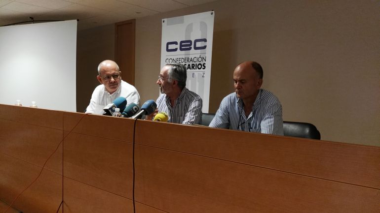 Francisco Lebrero, presidente de la asociación de amigos del Parque natural de los Alcornocales, junto a Javier Sánchez Rojas, presidente de la Confederación de Empresarios de la provincia de Cádiz. Francisco Lebrero, presidente de la asociación de amigos del Parque natural de los Alcornocales, junto a Javier Sánchez Rojas, presidente de la Confederación de Empresarios de la provincia de Cádiz.