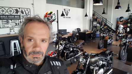 Muy maqueado el concesionario Triumph en varsovia. Me tratan de lujo, hay que decirlo. Muy maqueado el concesionario Triumph en varsovia. Me tratan de lujo, hay que decirlo.