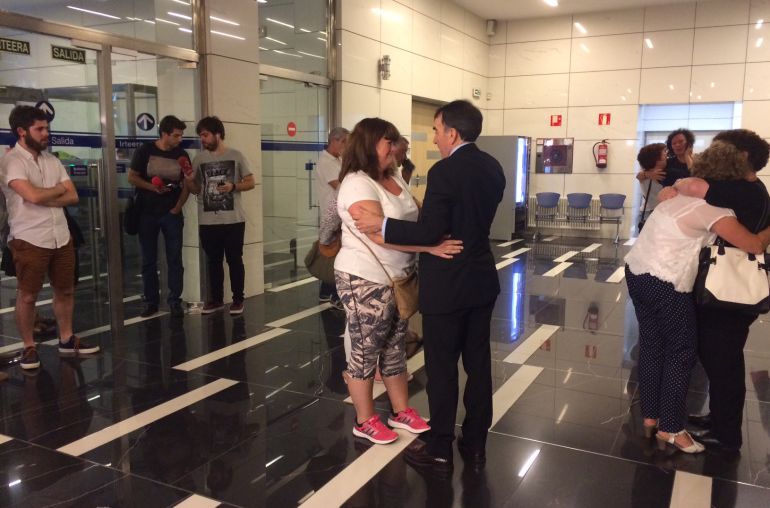 La madre de Julen, Itziar Loinaz, abraza a su abogado, Iñigo Iruin, tras conocerse el veredicto del jurado. La madre de Julen, Itziar Loinaz, abraza a su abogado, Iñigo Iruin, tras conocerse el veredicto del jurado.