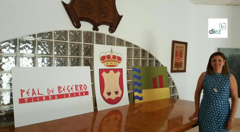 La alcaldesa, Ana Dolores Rubia posa junto a los nuevos símbolos del municipio de Peal de Becerro La alcaldesa, Ana Dolores Rubia posa junto a los nuevos símbolos del municipio de Peal de Becerro