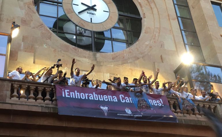 El Albacete Balompié celebra con la afición el ascenso a Segunda desde el balcón del Ayuntamiento El Albacete Balompié celebra con la afición el ascenso a Segunda desde el balcón del Ayuntamiento
