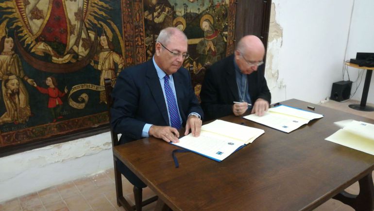 Antonio de la Vega y José Vilaplana firnan el convenio para reformar el comulgatorio del Convento de Santa Clara. Antonio de la Vega y José Vilaplana firnan el convenio para reformar el comulgatorio del Convento de Santa Clara.