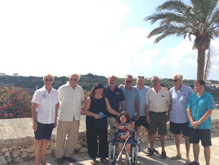 Los masones de Menorca entregaron una silla de ruedas específica para la pequeña Carla que padece la enfermedad de Perthes. Los masones de Menorca entregaron una silla de ruedas específica para la pequeña Carla que padece la enfermedad de Perthes.