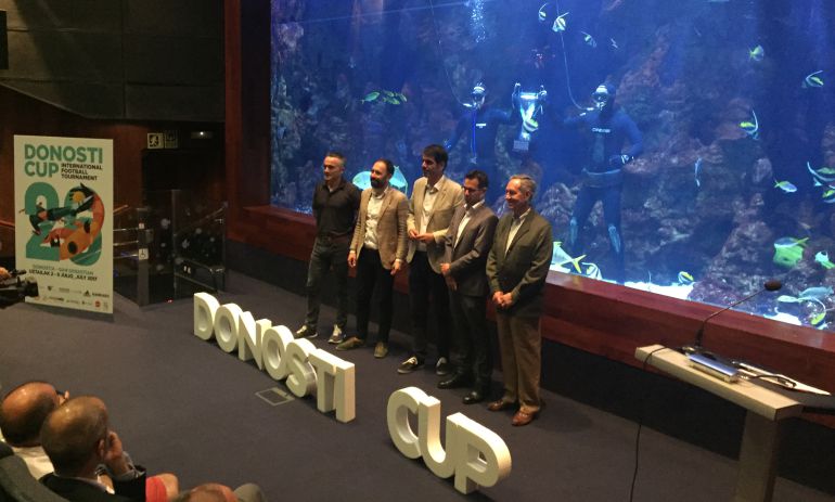 Los organizadores y patrocinadores del torneo posan en el Aquarium de San Sebastián, delante de una pecera en la que hay dos buzos sosteniendo la copa de la Donosti Cup Los organizadores y patrocinadores del torneo posan en el Aquarium de San Sebastián, delante de una pecera en la que hay dos buzos sosteniendo la copa de la Donosti Cup
