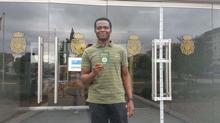 Mou recuperando su pasaporte de Mali en la Comisaría de la Policía Nacional de Cáceres Mou recuperando su pasaporte de Mali en la Comisaría de la Policía Nacional de Cáceres