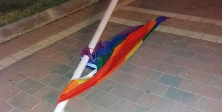Así apareció la bandera del balcón del ayuntamiento. Así apareció la bandera del balcón del ayuntamiento.