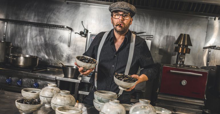 Los mejillones de Bouchot son un manjar que se crían a lo largo de toda la costa Atlántica de Francia Los mejillones de Bouchot son un manjar que se crían a lo largo de toda la costa Atlántica de Francia