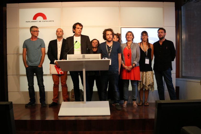 Imatge general dels impulsors de la ILP d'associacions de cànnabis amb representants dels grups parlamentaris que hi han donat suport. Imatge general dels impulsors de la ILP d'associacions de cànnabis amb representants dels grups parlamentaris que hi han donat suport.